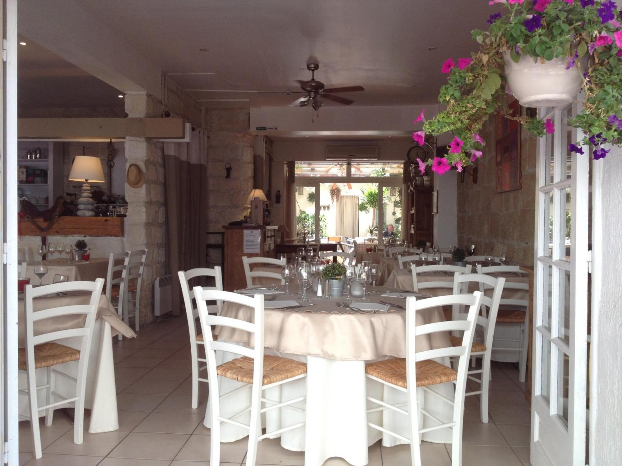 Hotel Restaurant Le Provencal ル・グロー・デュ・ロワ エクステリア 写真